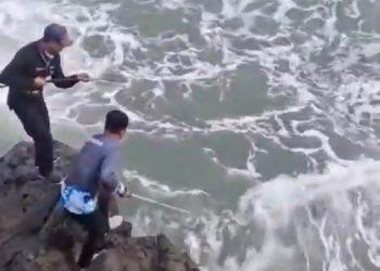 Dua Pemancing Hilang Terseret Ombak Tinggi di Pantai Cikeueus, Tim SAR Lakukan Pencarian