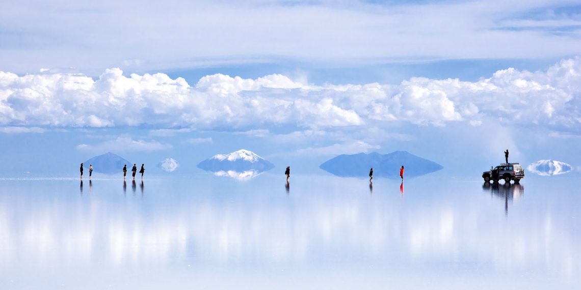 Bolivia Punya Wisata Unik Salar de Uyuni yang Terkenal sebagai Cermin Langit