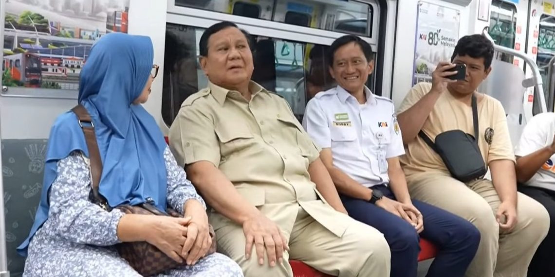 Prabowo Naik KRL dari Manggarai untuk Resmikan Stasiun Tanah Abang Baru