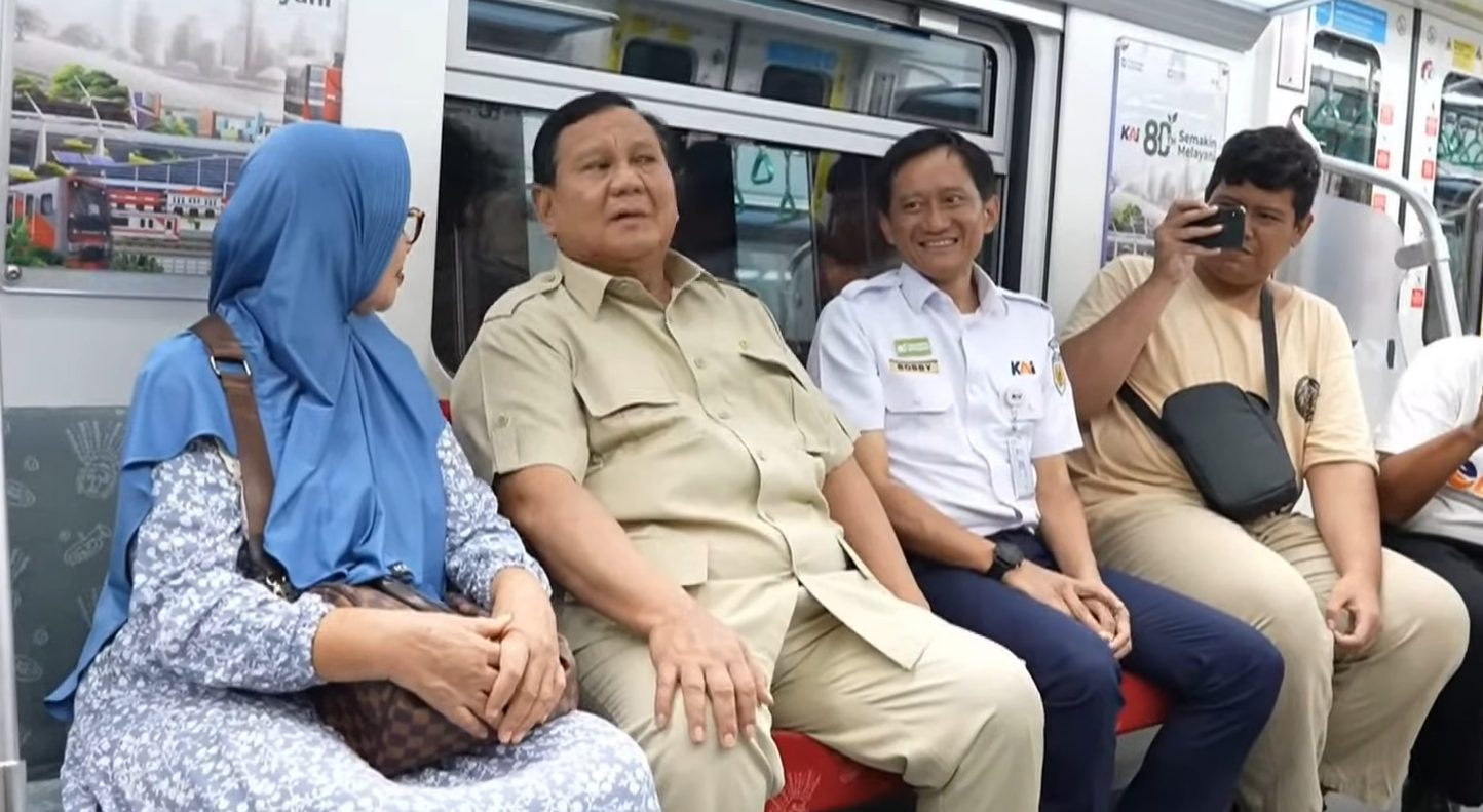 Prabowo Naik KRL dari Manggarai untuk Resmikan Stasiun Tanah Abang Baru