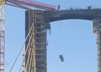 Insiden Unik di Spanyol: Toilet Portabel Hancur Jatuh dari Jembatan 30 Meter