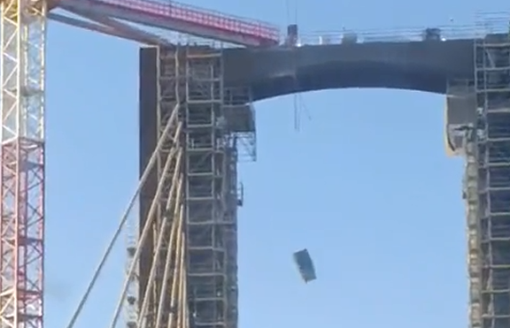 Insiden Unik di Spanyol: Toilet Portabel Hancur Jatuh dari Jembatan 30 Meter