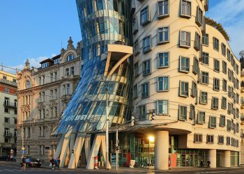 Bangunan Miring Dancing House Sekarang Jadi Ciri Khas Baru Kota Praha