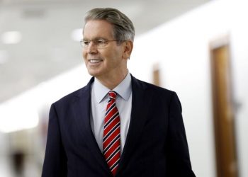 Menteri Keuangan: ‘Kita Lihat Saja’ Soal Cek Rebat $2.000 Untuk Warga AS Saat Mahkamah Agung Menilai Tarif Trump