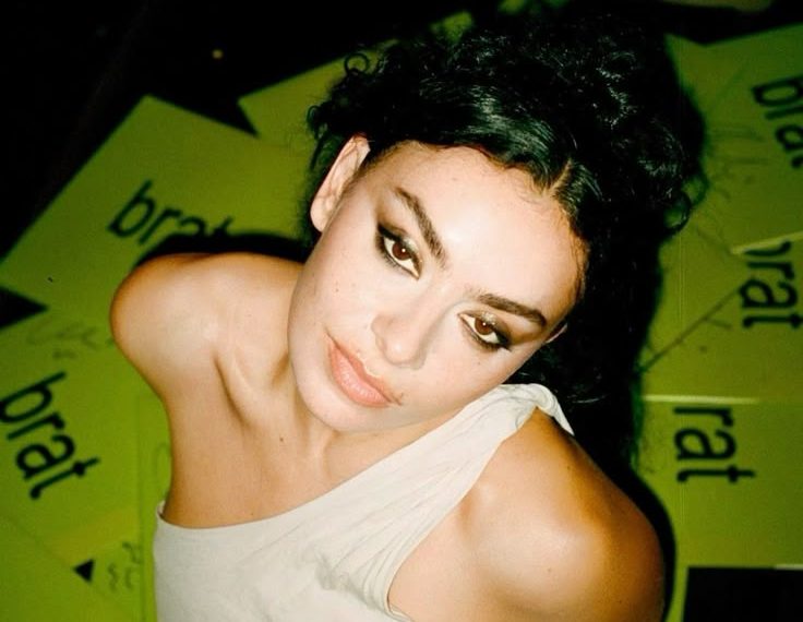 Apakah ‘The Moment’ Milik Charli XCX Termasuk Mockumentary Atau Bukan?