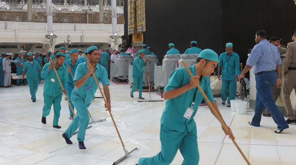 Cleaning Service di Makkah Gajinya Setara Pegawai Kantoran