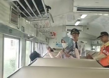 Aksi Ibu Tegur Perokok di Kereta Viral, Netizen Soroti Sikap Petugas