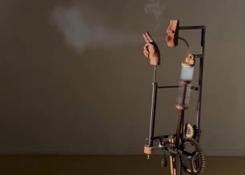 Patung Simbolis yang Menggambarkan Perjalanan Hidup Seorang Perokok