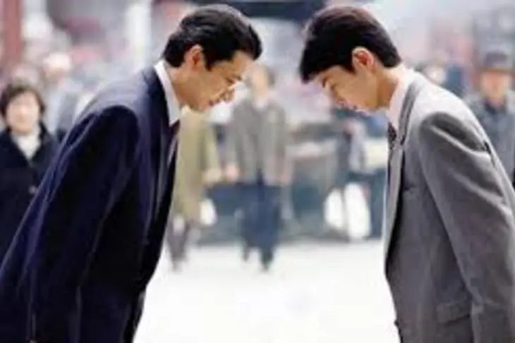 Alasan Orang Jepang Selalu Membungkuk Saat Menyapa