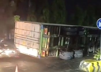 Nahas di Rest Area Sidoarjo, Truk 17 Ton Terguling Timpa Dua Mobil