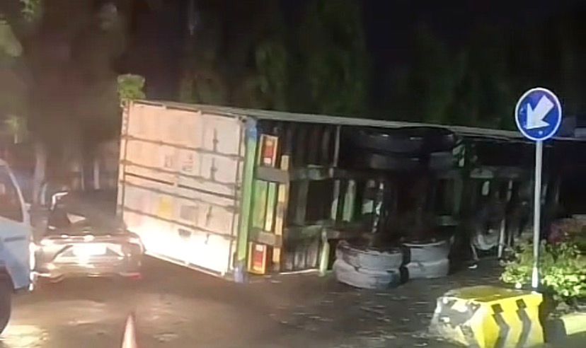 Nahas di Rest Area Sidoarjo, Truk 17 Ton Terguling Timpa Dua Mobil