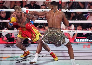 Anthony Joshua Menang KO atas Jake Paul di Ronde 6 Laga Kelas Berat Dunia Tinju.