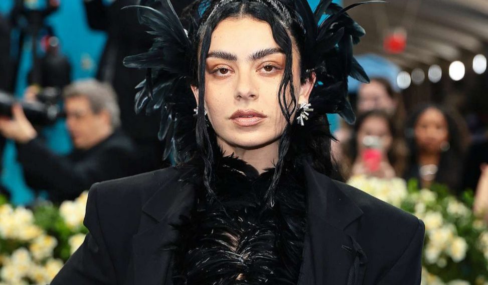 Film Indie Artistik Yang Bertaruh Besar Pada Topi-topi Fantasi