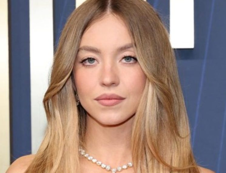 Pilihan Busana Sydney Sweeney Picu Perdebatan Publik