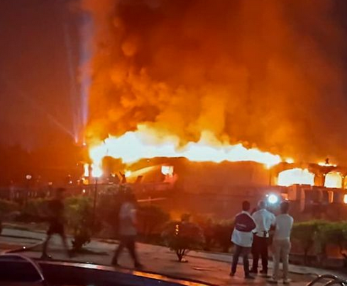 Kebakaran melanda klub malam di India, menewaskan sedikitnya 25 orang, termasuk beberapa turis