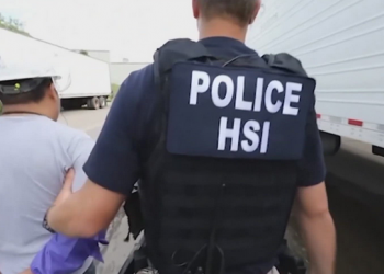 Keluarga Migran Gambarkan Kondisi Buruk di Pusat Detensi ICE Texas