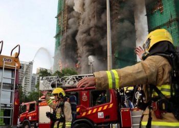 Cokelat Kinder dan air mata iringi pemakaman petugas pemadam kebakaran Hong Kong yang gugur saat bertugas