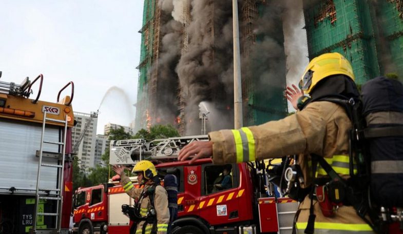 Cokelat Kinder dan air mata iringi pemakaman petugas pemadam kebakaran Hong Kong yang gugur saat bertugas