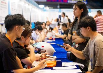 Pasar Kerja China Lagi Seret, Anak Muda Jadi Korban Terbesar