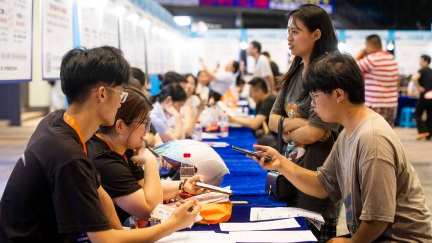 Pasar Kerja China Lagi Seret, Anak Muda Jadi Korban Terbesar