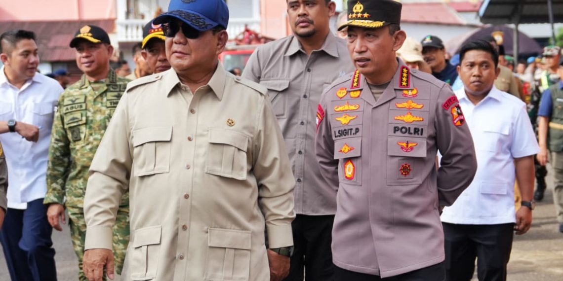 Kapolri Dampingi Presiden Tinjau Pengungsian Korban Banjir di Tapanuli Tengah