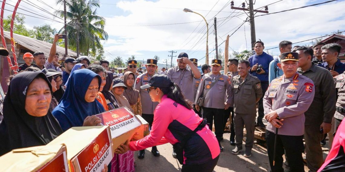 Ketua Umum Bhayangkari Tinjau Pengungsian dan Serahkan Bantuan untuk Korban Banjir di Tapanuli Tengah.