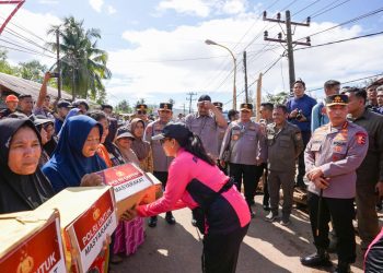 Ketua Umum Bhayangkari Tinjau Pengungsian dan Serahkan Bantuan untuk Korban Banjir di Tapanuli Tengah.
