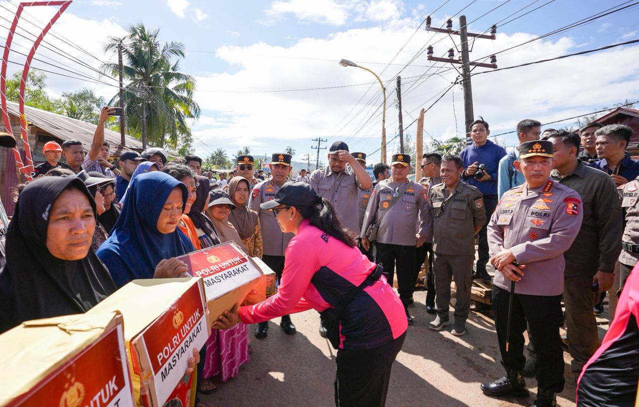 Ketua Umum Bhayangkari Tinjau Pengungsian dan Serahkan Bantuan untuk Korban Banjir di Tapanuli Tengah.