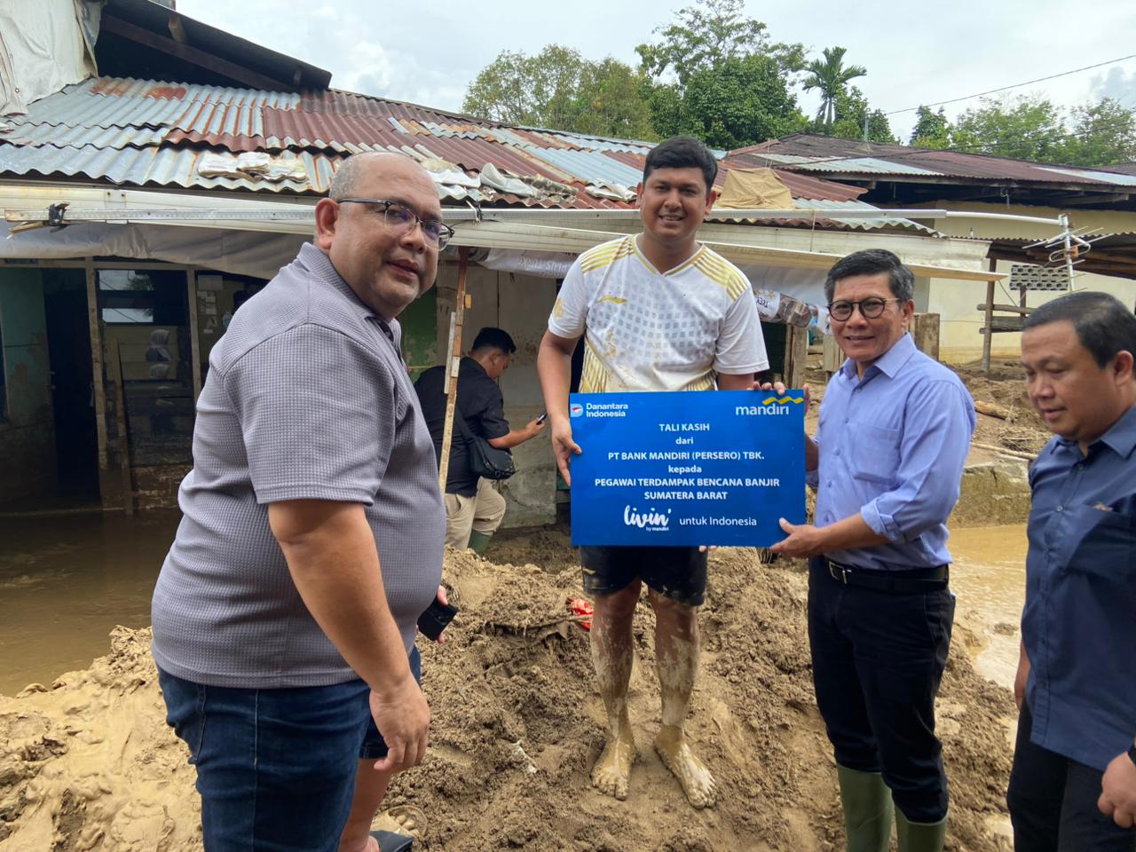 Bank Mandiri Percepat Penyaluran 67.000 Paket Bantuan untuk Warga Terdampak Bencana di Sumatera.