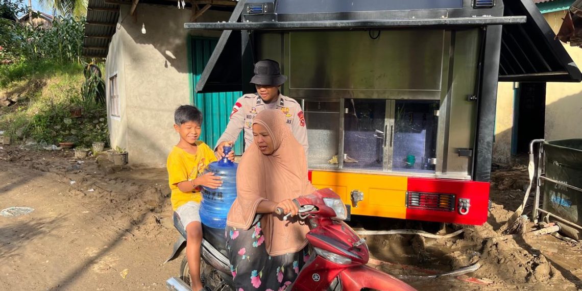 Polri Salurkan Air Bersih dan Bantu Pemulihan Rumah Warga Terdampak Bencana di Agam, Sumbar