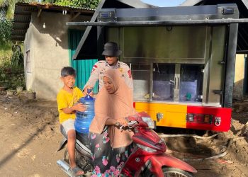 Polri Salurkan Air Bersih dan Bantu Pemulihan Rumah Warga Terdampak Bencana di Agam, Sumbar