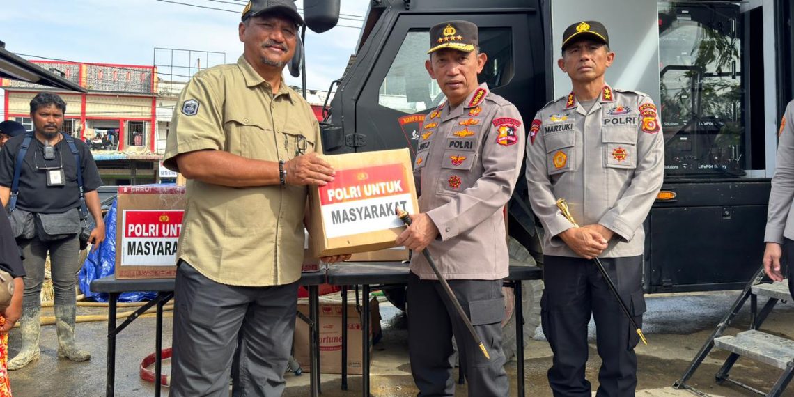 Kapolri Tinjau Pengungsian di Aceh Tamiang, Salurkan Bantuan Enam Truk untuk Warga Terdampak