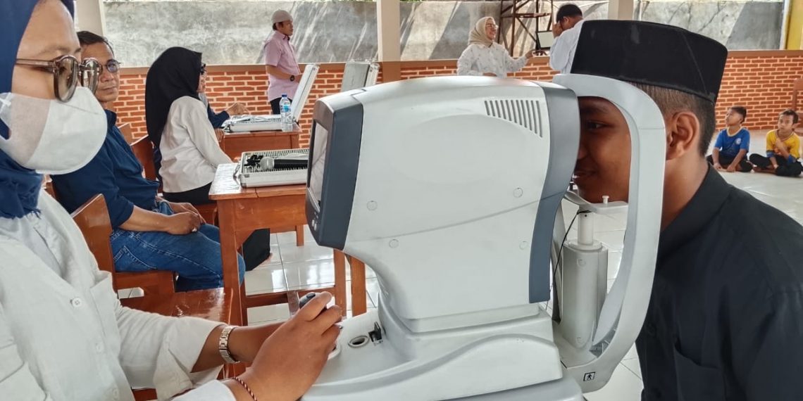 Jufi dan Yayasan Astra Salurkan Wakaf Kacamata untuk Pelajar Duafa di Bantar Gebang