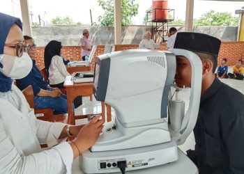 Jufi dan Yayasan Astra Salurkan Wakaf Kacamata untuk Pelajar Duafa di Bantar Gebang
