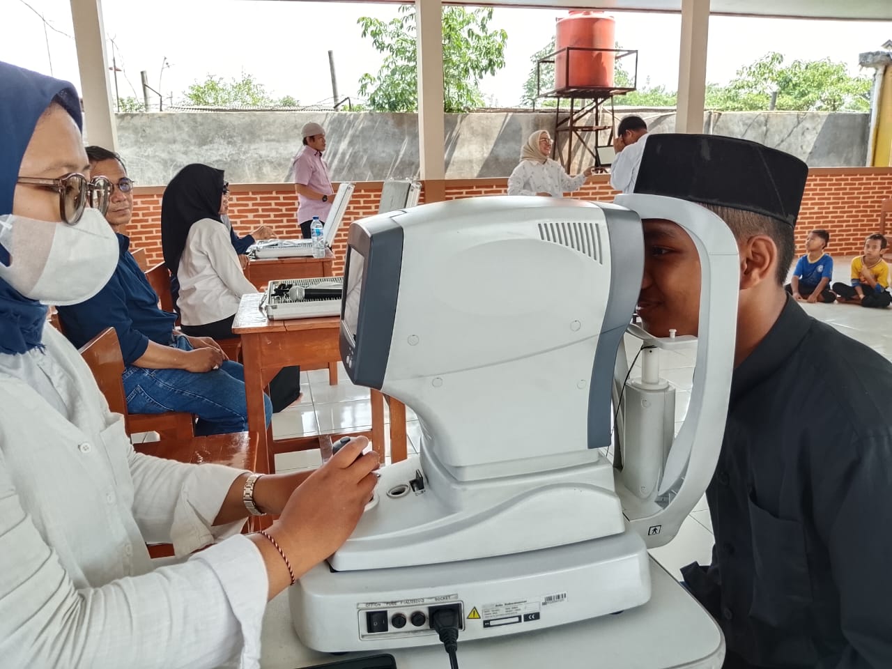 Jufi dan Yayasan Astra Salurkan Wakaf Kacamata untuk Pelajar Duafa di Bantar Gebang