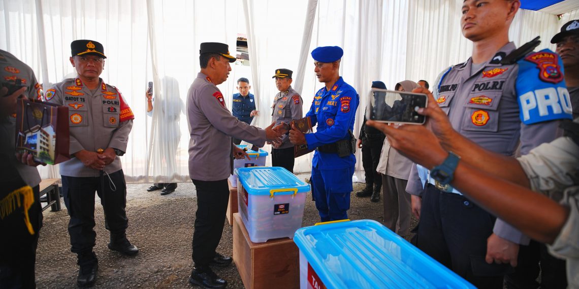 Kapolri Salurkan Bantuan Kemanusiaan bagi Personel Polri Terdampak Bencana di Sumatera Barat