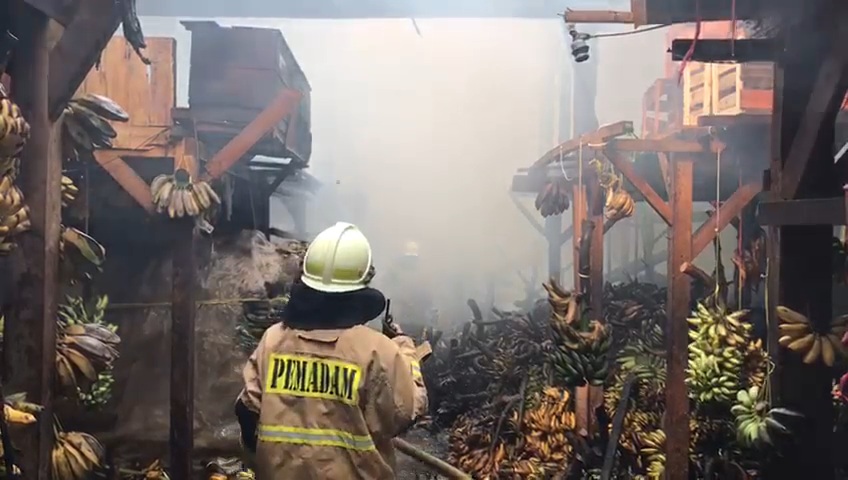 Kebakaran Pasar Induk Kramat Jati Hanguskan Ratusan Lapak, Gubernur Pramono Pastikan Penanganan Darurat