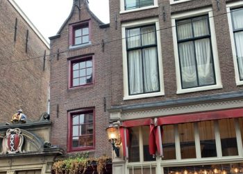 Fenomena Rumah Miring di Amsterdam, Unik tapi Tetap Dihuni hingga Kini
