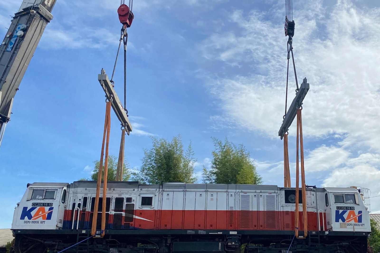 KAI Logistik Kirim 7 Lokomotif ke Jawa Jelang Nataru