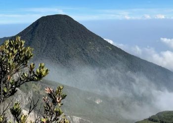 BTN Gunung Rinjani Tutup Total Jalur Pendakian Awal 2026 karena Ancaman Cuaca Ekstrem