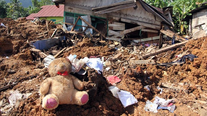 Bertaruh Nyawa, Arman Zebua Evakuasi 52 Warga dari Bencana Tapanuli