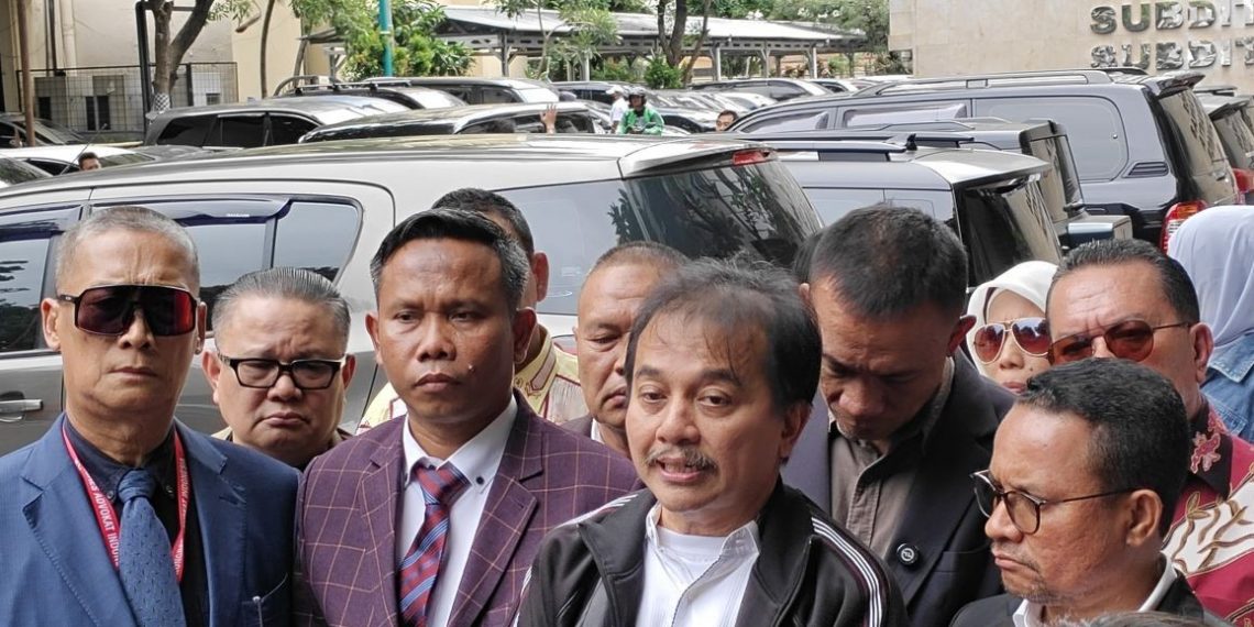 Roy Suryo Sebut Dua Aparat Hadir Saat Eggi Sudjana dan Damai Hari Lubis Bertemu Jokowi