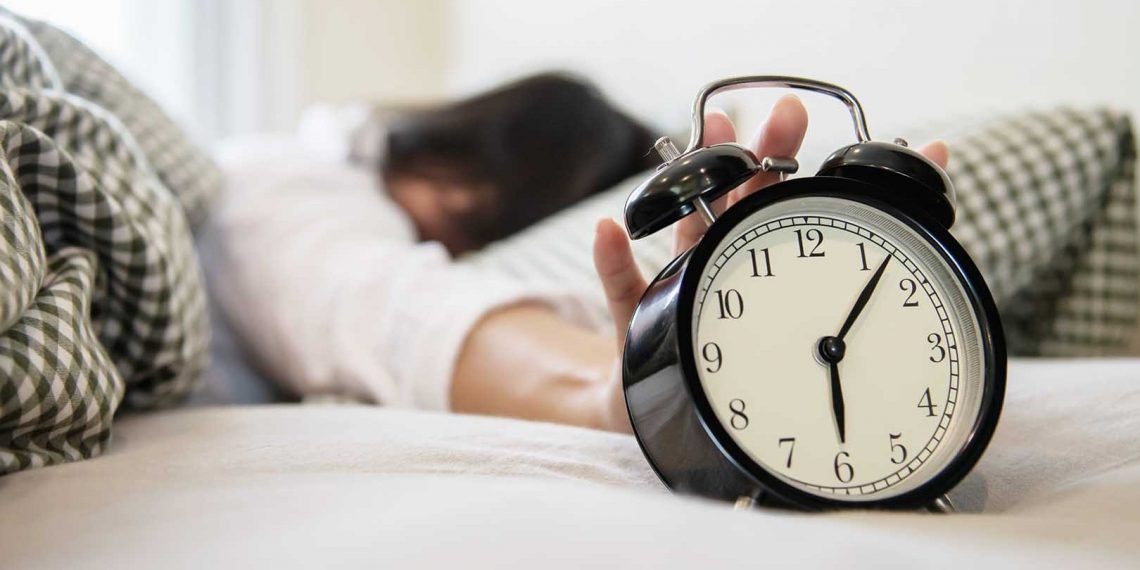 Tidur dengan Lampu atau TV Menyala Diam-diam Tingkatkan Risiko Penyakit Jantung