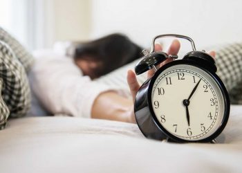 Tidur dengan Lampu atau TV Menyala Diam-diam Tingkatkan Risiko Penyakit Jantung