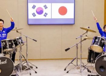 Diplomasi Drumstick Warnai Pertemuan Jepang dan Korea Selatan Saat Pemimpin Mainkan Lagu K-Pop