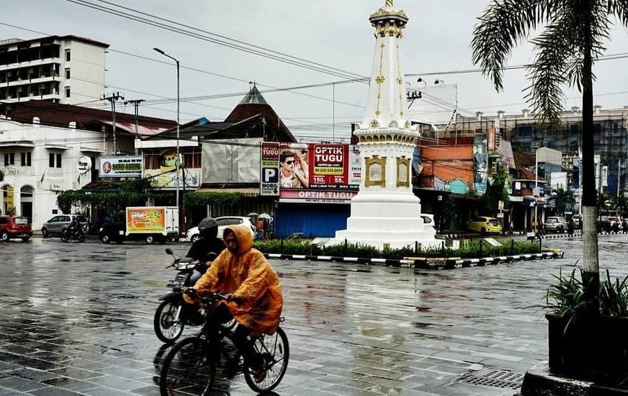 Cuaca Ekstrem Landa DIY, Puluhan Pohon Tumbang dan Longsor Rusak Permukiman