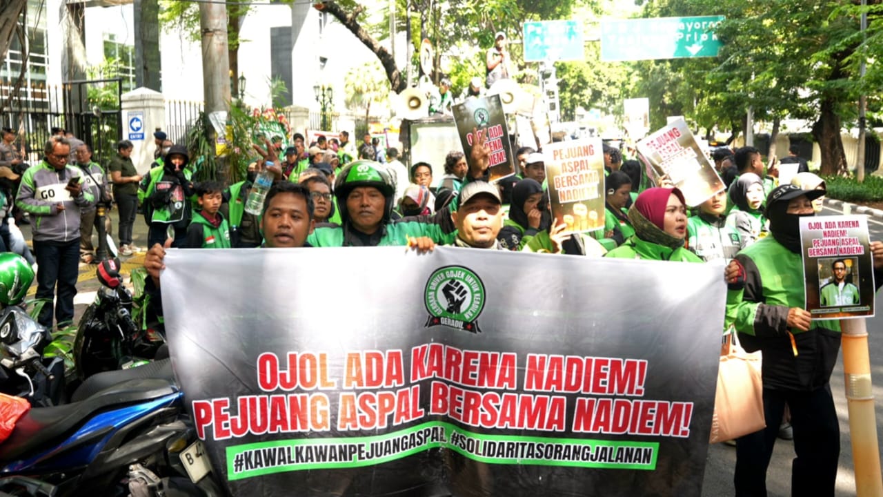 Driver Ojol hingga Figur Publik Hadir Beri Dukungan kepada Nadiem Makarim di Sidang Eksepsi