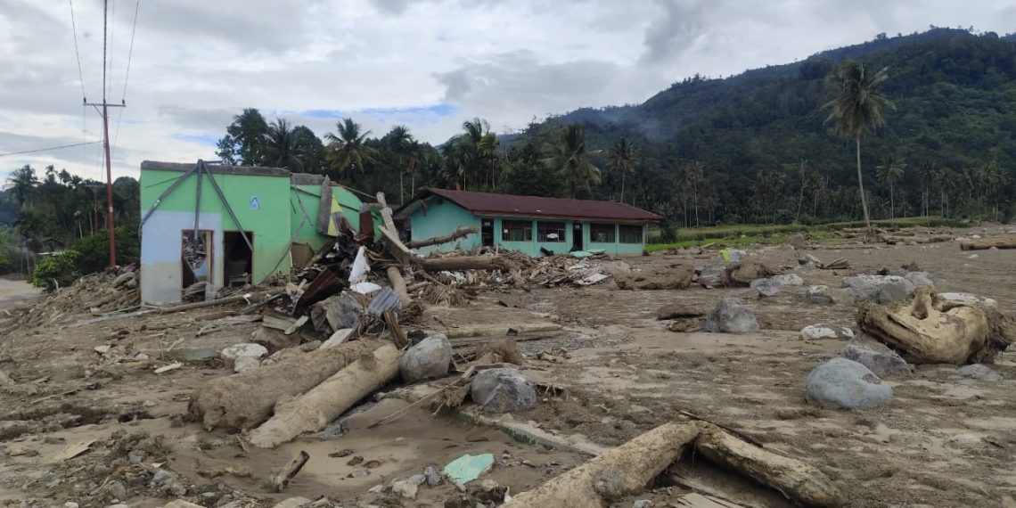 BNI Bersihkan Masjid Darul Aman Pascabanjir di Agam