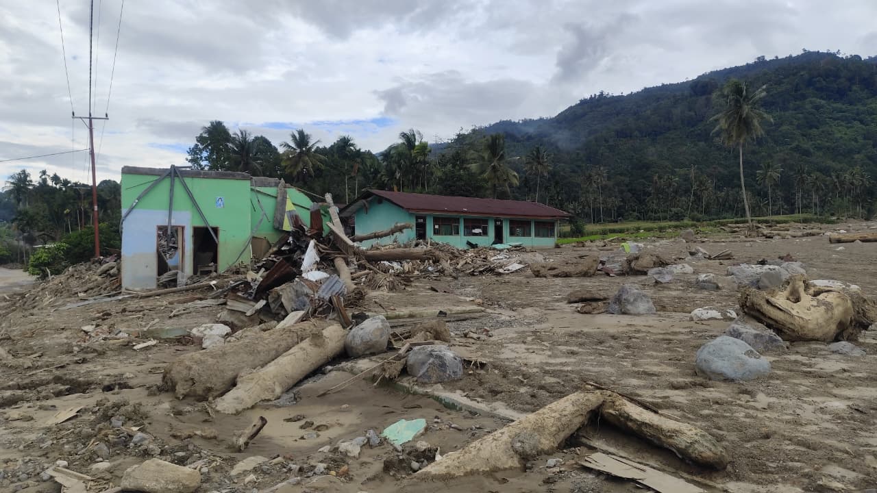 BNI Bersihkan Masjid Darul Aman Pascabanjir di Agam