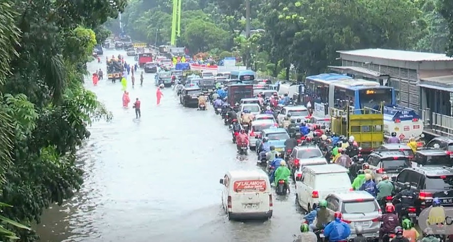 Hujan Lebat Bikin Lalu Lintas Cawang Tersendat, Air Mulai Surut Namun Ancaman Banjir Masih Ada